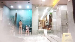 澡堂子内部员工偷窥几个身材丰满的少妇洗澡泡汤