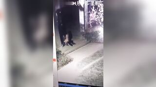兰州老街00后护士全裸户外偷情00后骚母狗户外老街上被男人猛操喷水