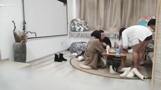 中年夫妇换妻先玩玩游戏缓解一下紧张